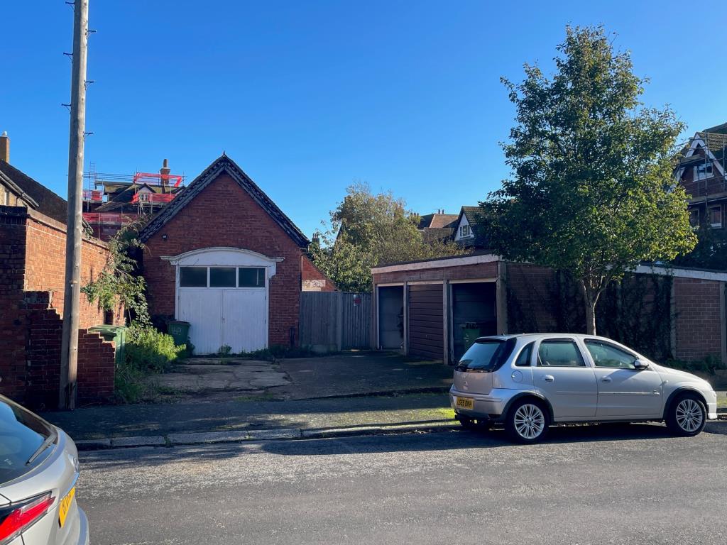 Lot: 25 - FREEHOLD SITE WITH PLANNING - General view of the site